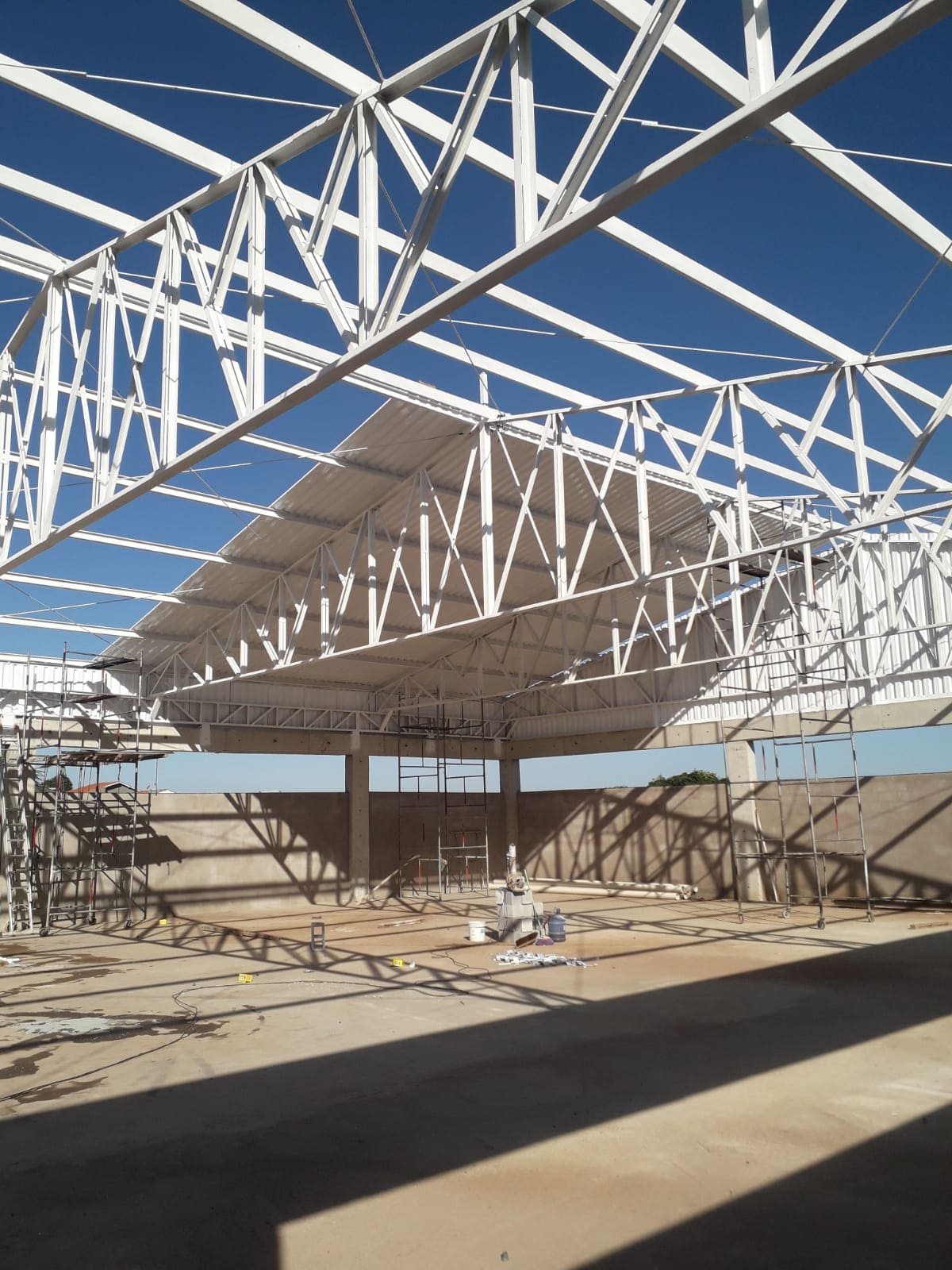 Lótus Barbearia fachada noturna